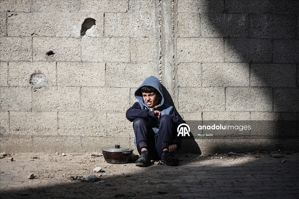 Gazze'nin Nuseyrat Kampı'ndaki Filistinlilere sıcak yemek dağıtımı yapıldı