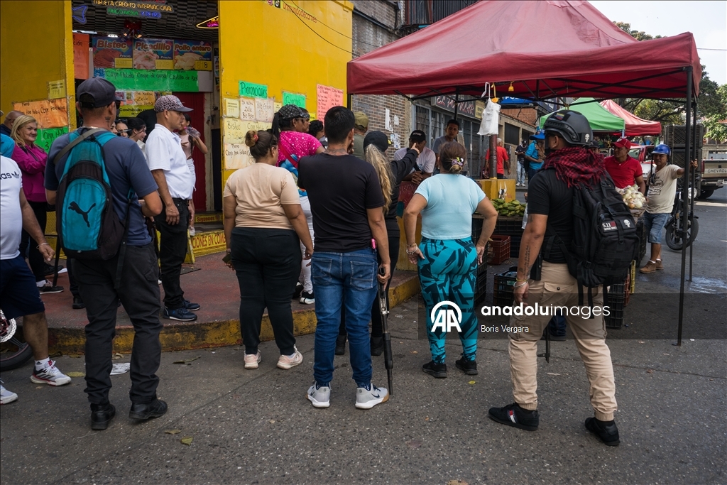 Armed groups patrol markets in Caracas 