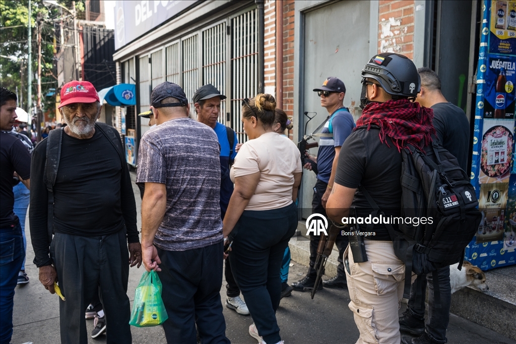 Armed groups patrol markets in Caracas 