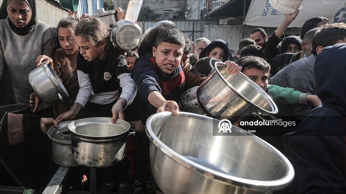 Gazze'nin Nuseyrat Kampı'ndaki Filistinlilere sıcak yemek dağıtımı yapıldı