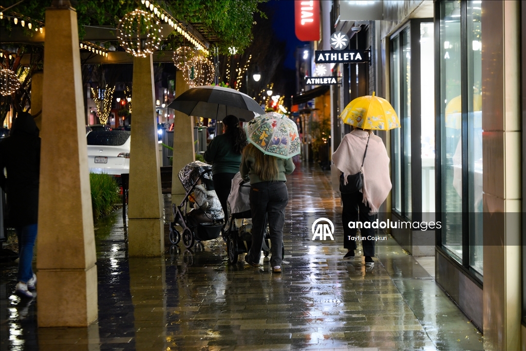 ABD’de yağmurlu hava Burlingame’de etkisini gösterdi