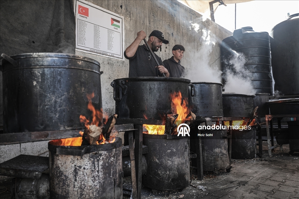 Gazze'nin Nuseyrat Kampı'ndaki Filistinlilere sıcak yemek dağıtımı yapıldı
