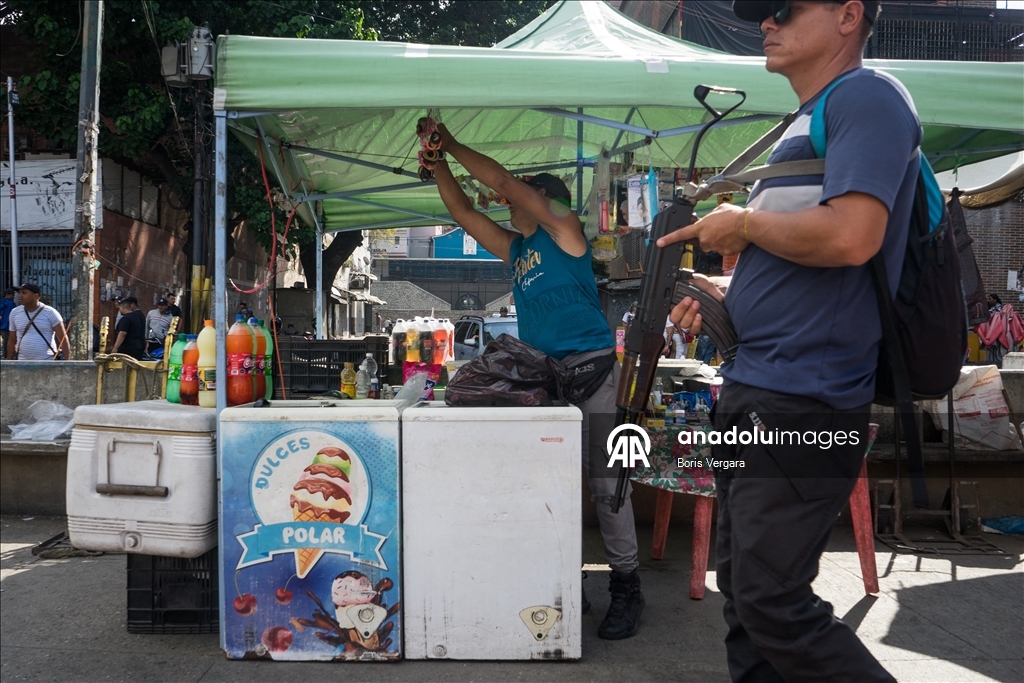Armed groups patrol markets in Caracas 
