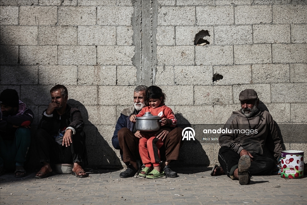 Gazze'nin Nuseyrat Kampı'ndaki Filistinlilere sıcak yemek dağıtımı yapıldı