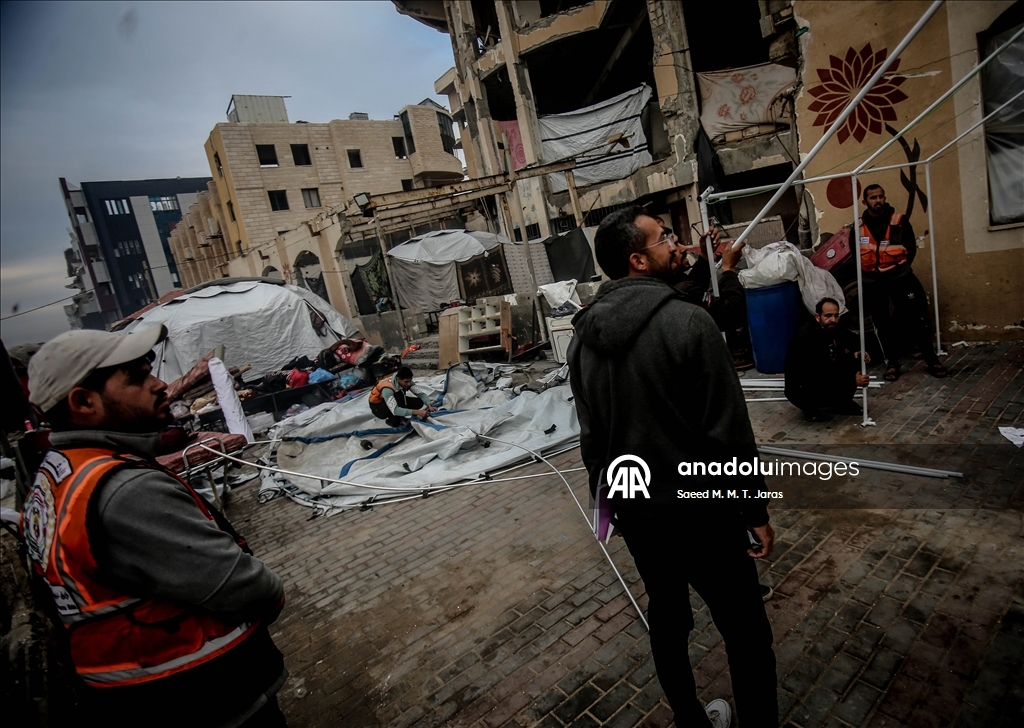 В Газе спасатели несут службу в палатках, установленных на побережье