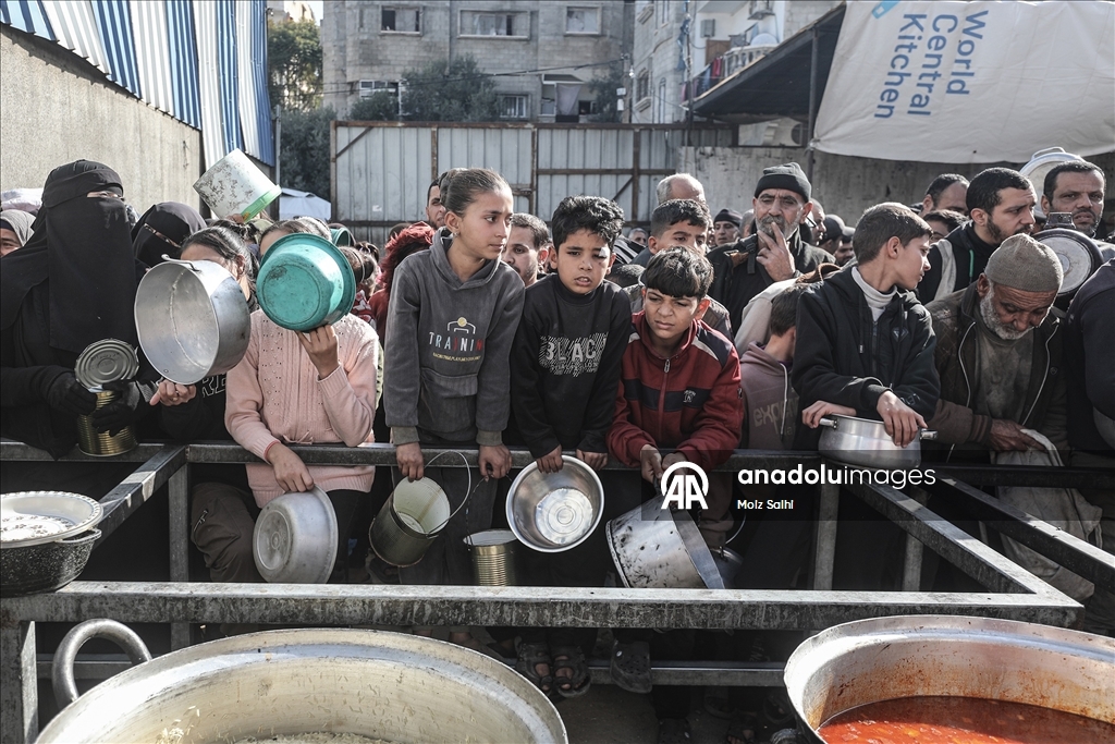 Gazze'nin Nuseyrat Kampı'ndaki Filistinlilere sıcak yemek dağıtımı yapıldı