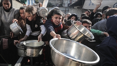 Gazze'nin Nuseyrat Kampı'ndaki Filistinlilere sıcak yemek dağıtımı yapıldı