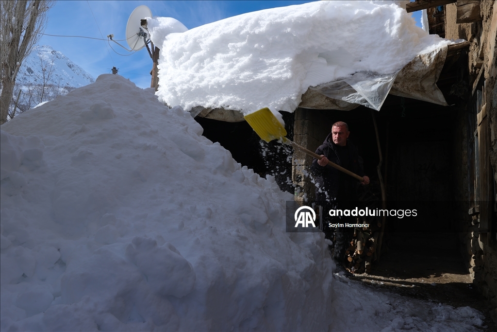 Li Hekariya ku sitûriya berfê lê cî bi cî gihiştiye 2 metroyan, ajeldar zehmetiyan dikişînin