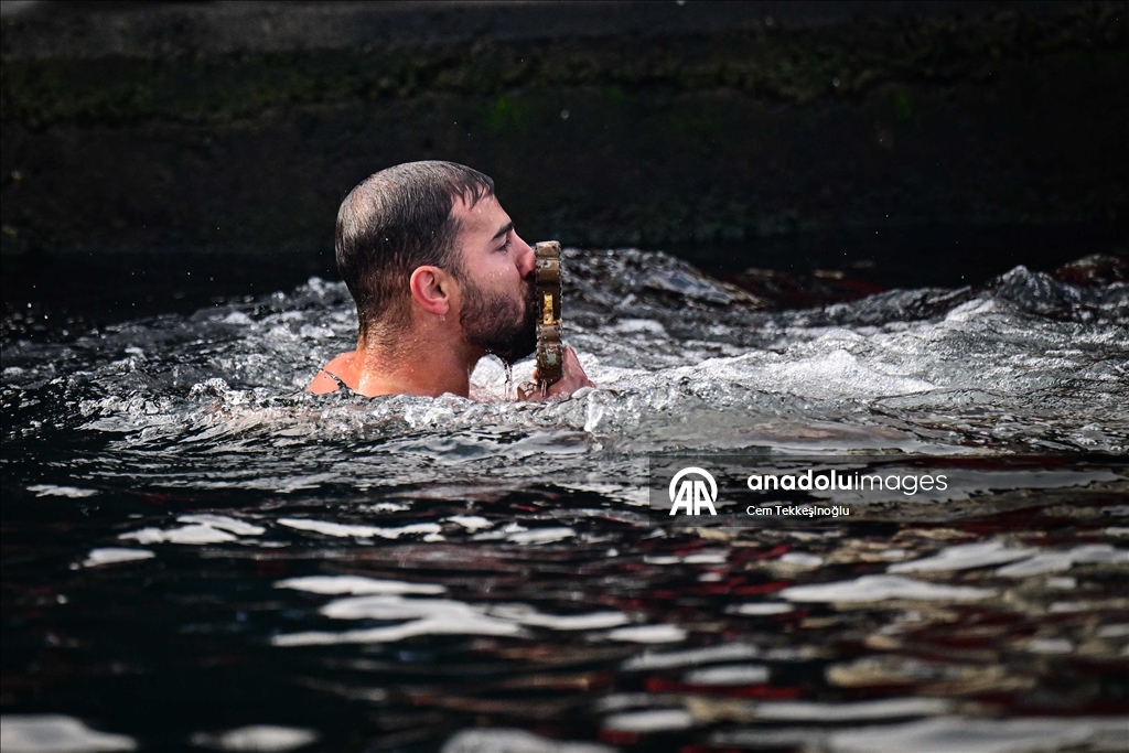 В бухте Халич в Стамбуле прошла церемония ныряния за крестом