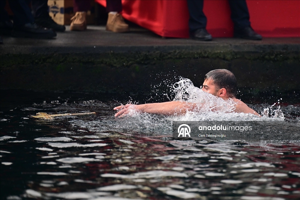 В бухте Халич в Стамбуле прошла церемония ныряния за крестом