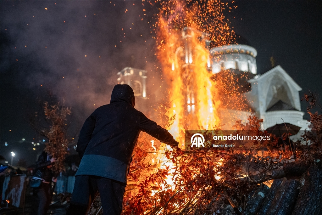 Pravoslavni vjernici u Crnoj Gori paljenjem badnjaka i molitvama dočekuju Božić