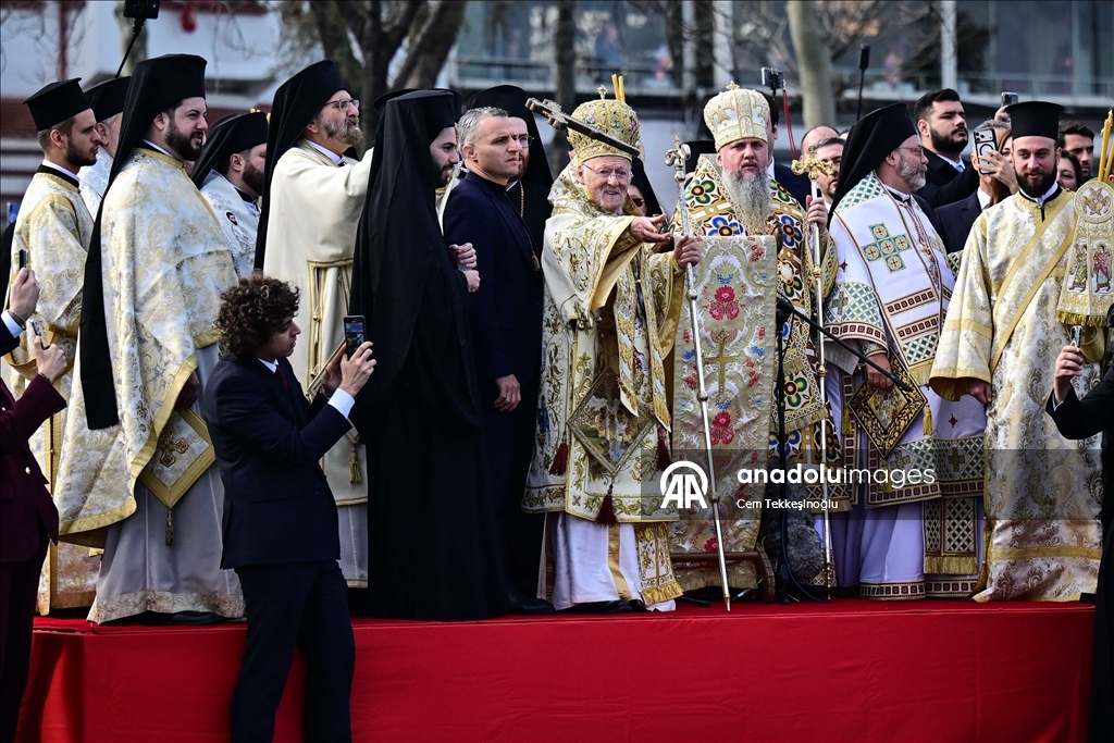 В бухте Халич в Стамбуле прошла церемония ныряния за крестом