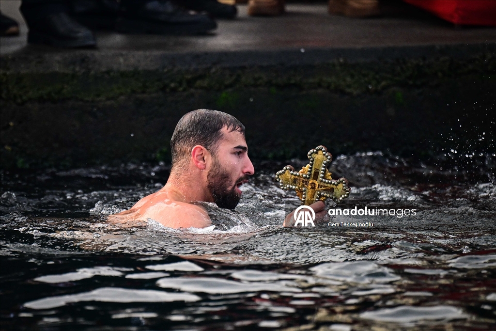 В бухте Халич в Стамбуле прошла церемония ныряния за крестом