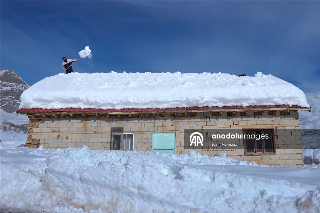 Li Hekariya ku sitûriya berfê lê cî bi cî gihiştiye 2 metroyan, ajeldar zehmetiyan dikişînin
