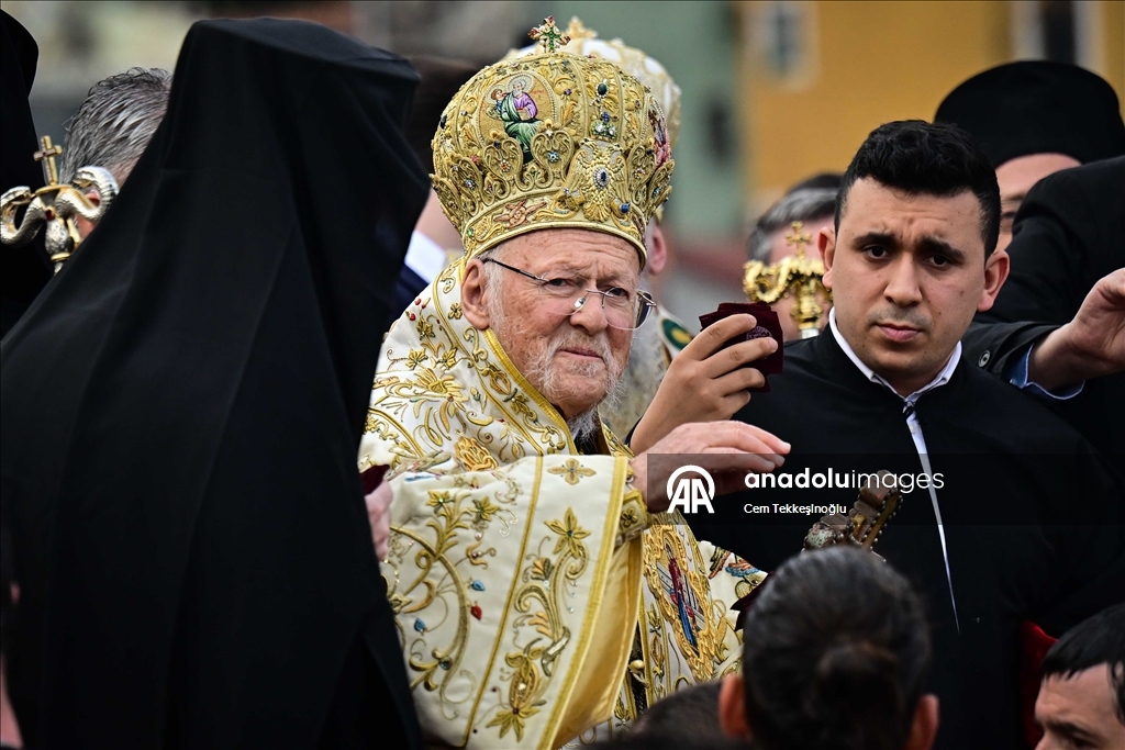 В бухте Халич в Стамбуле прошла церемония ныряния за крестом