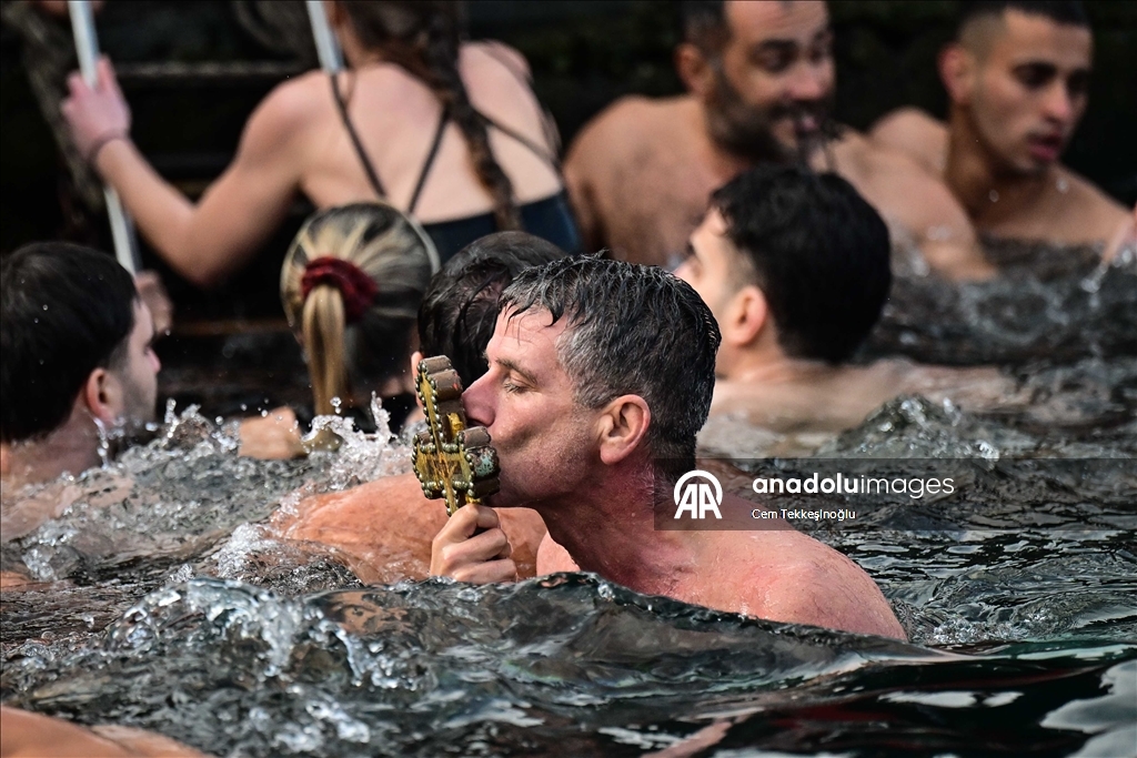 В бухте Халич в Стамбуле прошла церемония ныряния за крестом