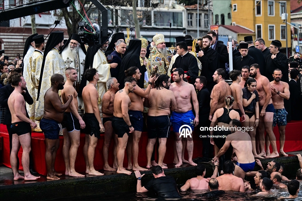 В бухте Халич в Стамбуле прошла церемония ныряния за крестом