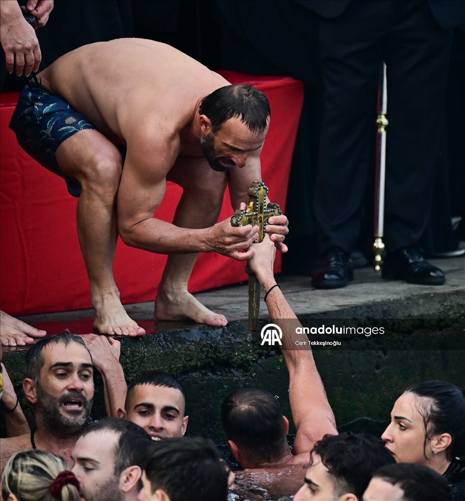 В бухте Халич в Стамбуле прошла церемония ныряния за крестом