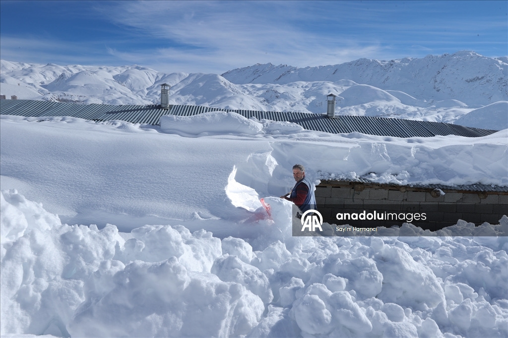 Li Hekariya ku sitûriya berfê lê cî bi cî gihiştiye 2 metroyan, ajeldar zehmetiyan dikişînin