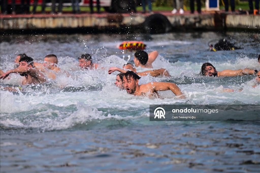 В бухте Халич в Стамбуле прошла церемония ныряния за крестом