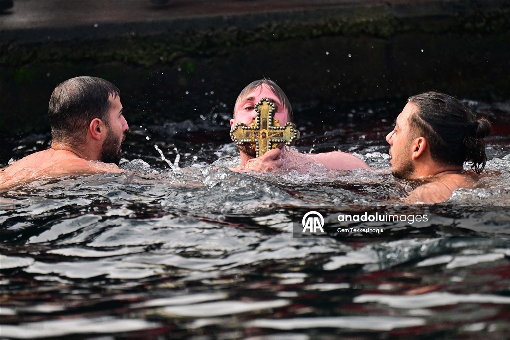 В бухте Халич в Стамбуле прошла церемония ныряния за крестом
