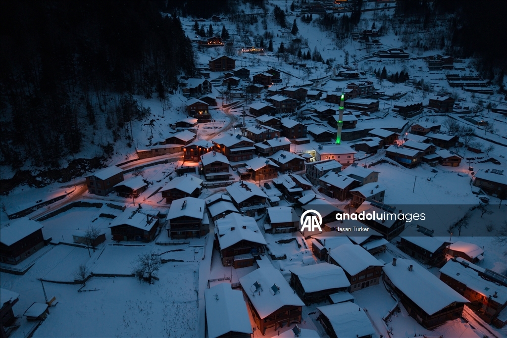 Trabzon'da yüzeyi buz tutan Uzungöl görülmeye değer manzaralar sunuyor