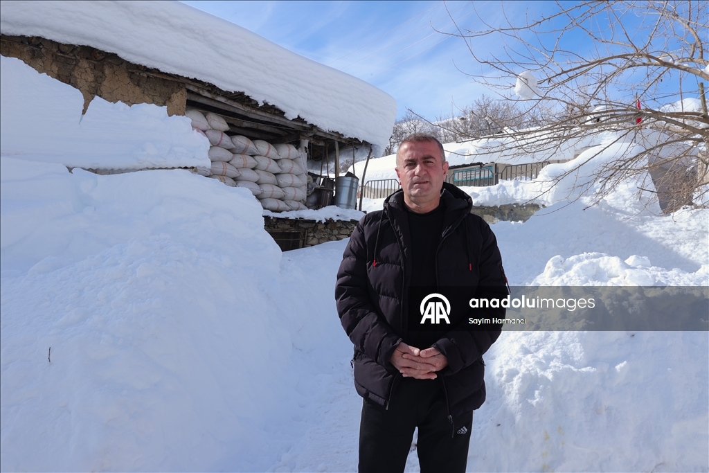 Li Hekariya ku sitûriya berfê lê cî bi cî gihiştiye 2 metroyan, ajeldar zehmetiyan dikişînin