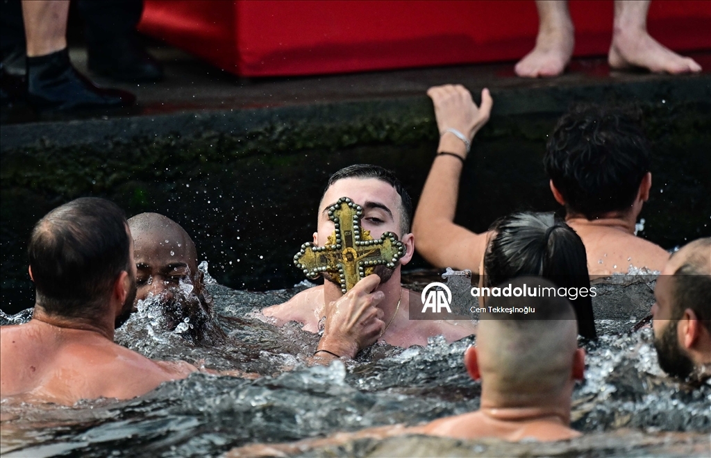 В бухте Халич в Стамбуле прошла церемония ныряния за крестом