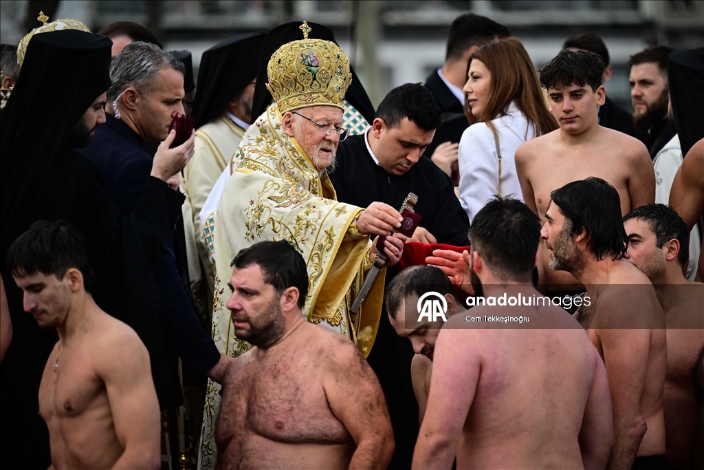 В бухте Халич в Стамбуле прошла церемония ныряния за крестом