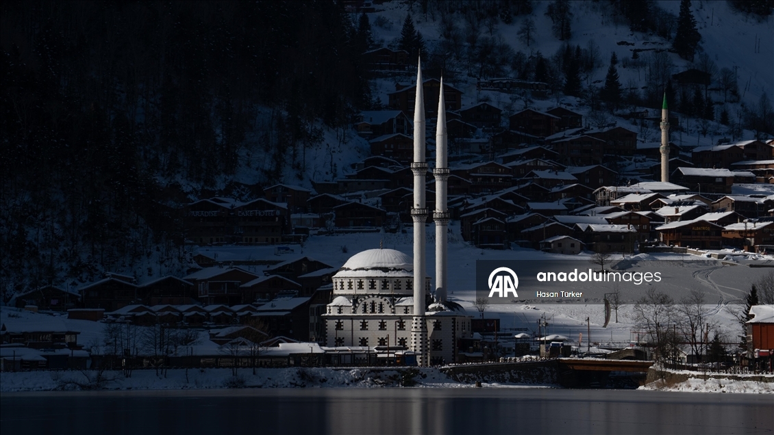 Trabzon'da yüzeyi buz tutan Uzungöl görülmeye değer manzaralar sunuyor