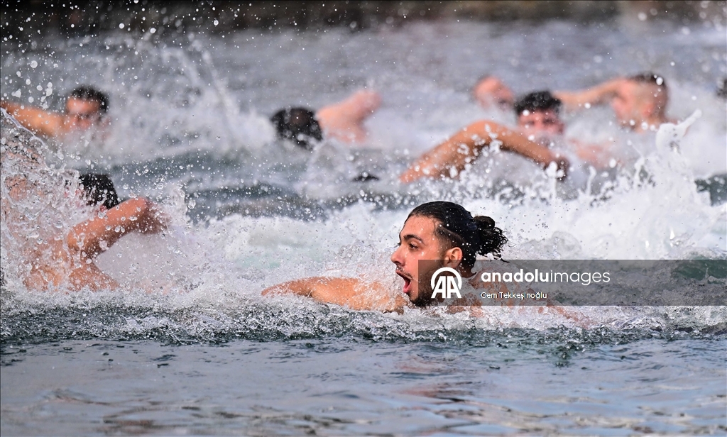 В бухте Халич в Стамбуле прошла церемония ныряния за крестом