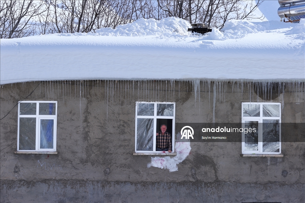 Li Hekariya ku sitûriya berfê lê cî bi cî gihiştiye 2 metroyan, ajeldar zehmetiyan dikişînin