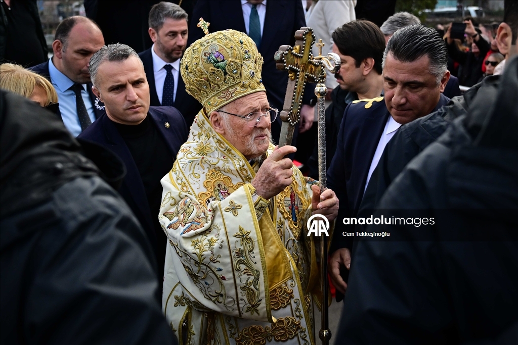 В бухте Халич в Стамбуле прошла церемония ныряния за крестом