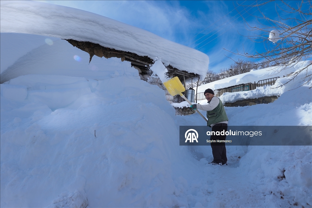 Li Hekariya ku sitûriya berfê lê cî bi cî gihiştiye 2 metroyan, ajeldar zehmetiyan dikişînin
