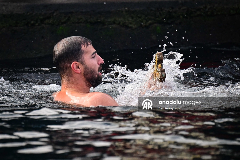 В бухте Халич в Стамбуле прошла церемония ныряния за крестом