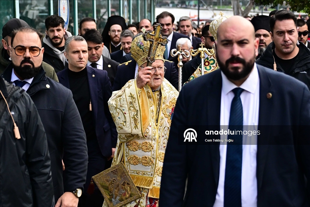 В бухте Халич в Стамбуле прошла церемония ныряния за крестом