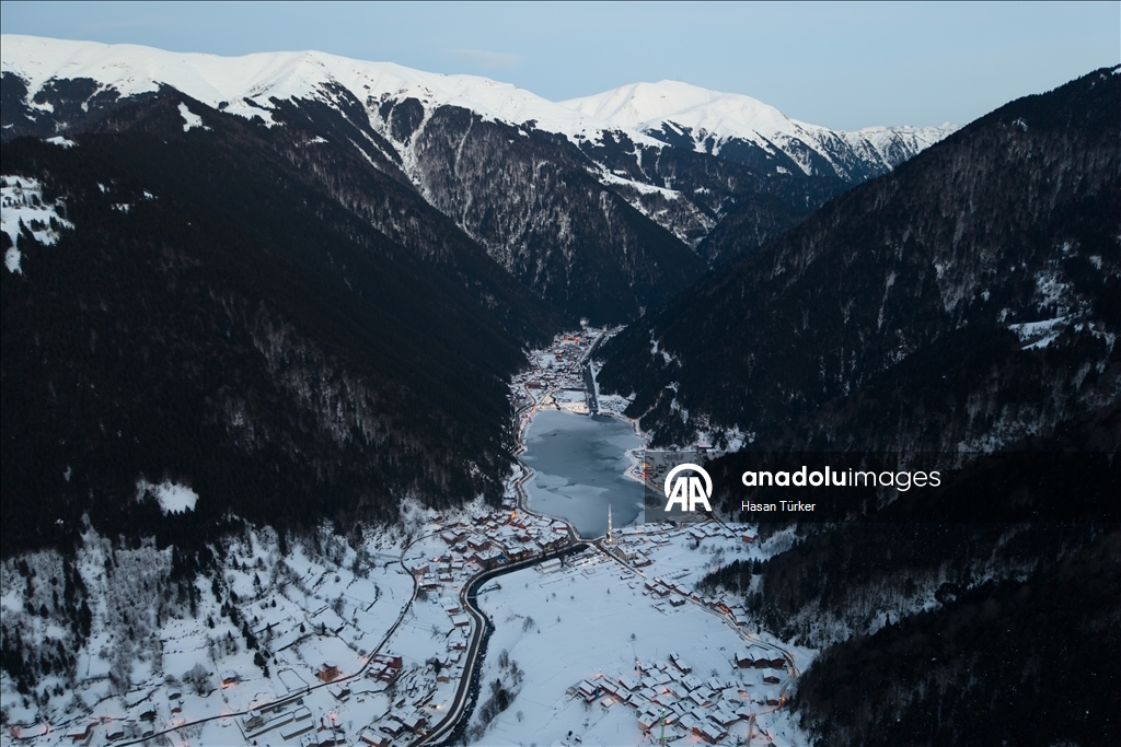 Trabzon'da yüzeyi buz tutan Uzungöl görülmeye değer manzaralar sunuyor