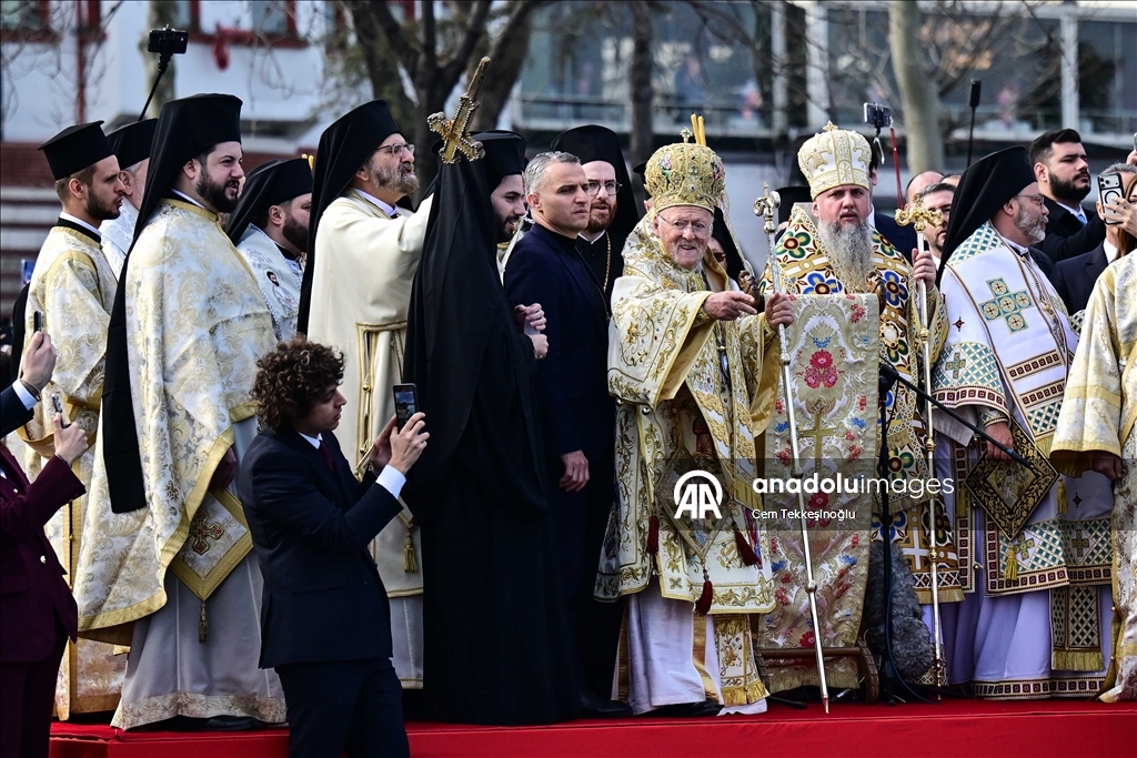 В бухте Халич в Стамбуле прошла церемония ныряния за крестом