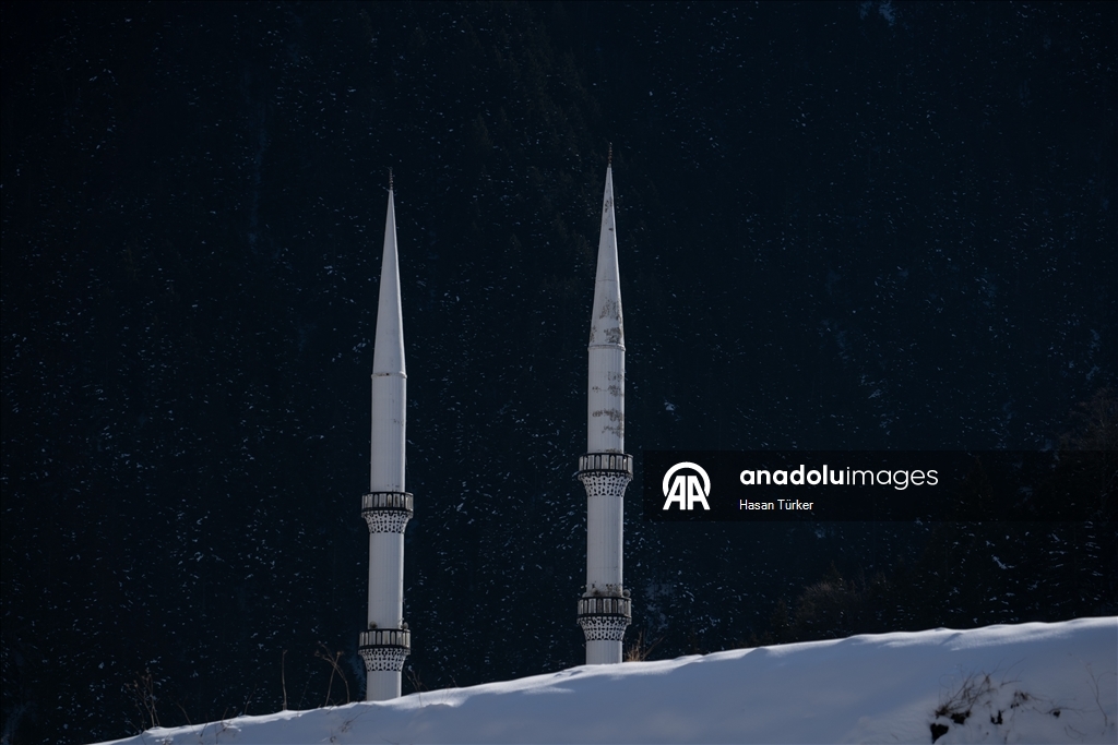 Trabzon'da yüzeyi buz tutan Uzungöl görülmeye değer manzaralar sunuyor