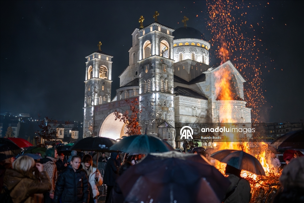 Pravoslavni vjernici u Crnoj Gori paljenjem badnjaka i molitvama dočekuju Božić