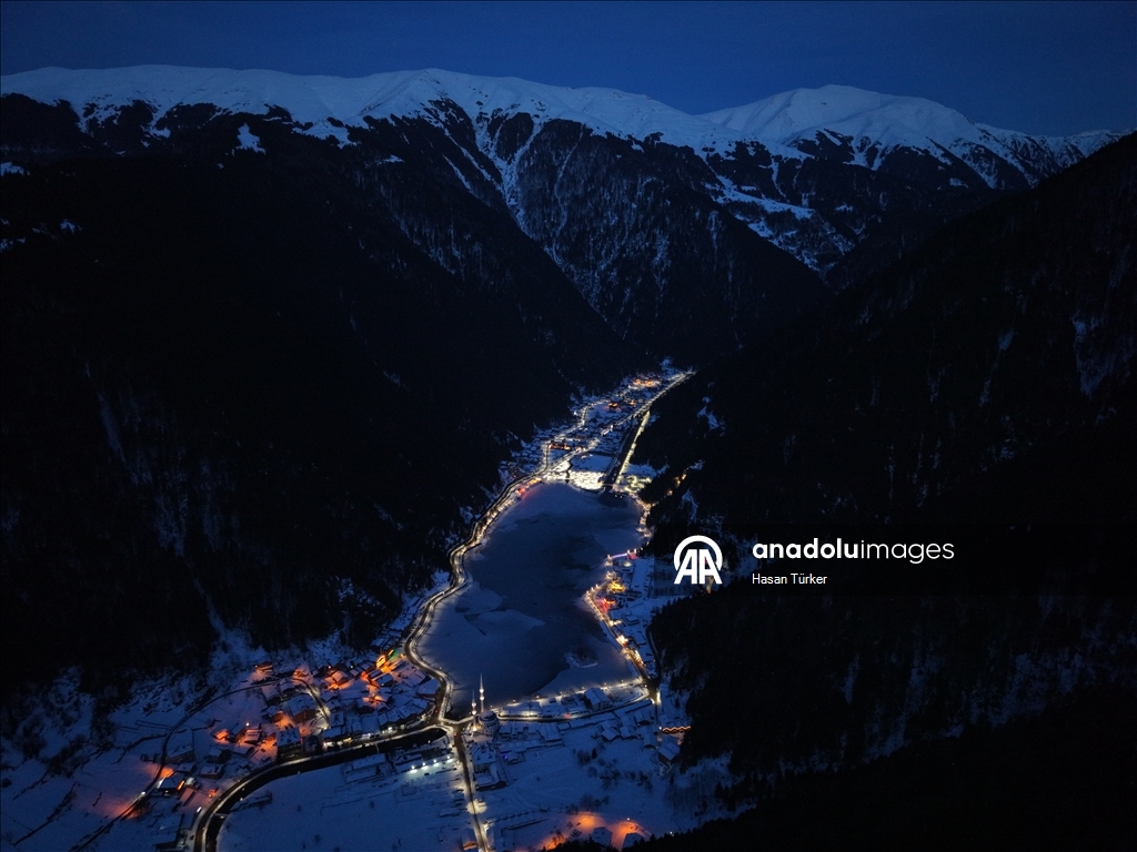 Trabzon'da yüzeyi buz tutan Uzungöl görülmeye değer manzaralar sunuyor