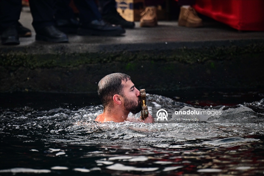 В бухте Халич в Стамбуле прошла церемония ныряния за крестом