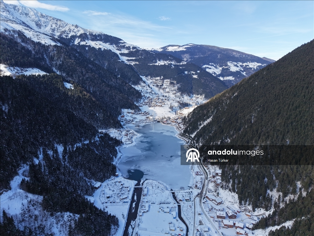 Trabzon'da yüzeyi buz tutan Uzungöl görülmeye değer manzaralar sunuyor