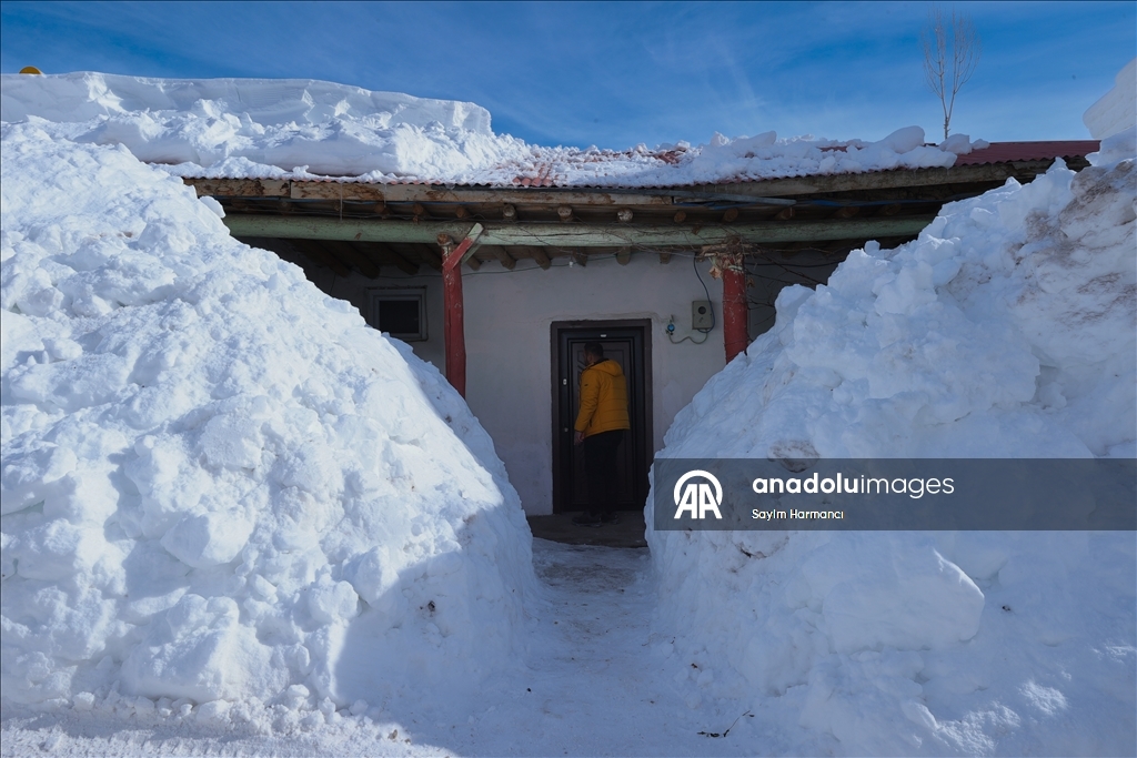Li Hekariya ku sitûriya berfê lê cî bi cî gihiştiye 2 metroyan, ajeldar zehmetiyan dikişînin