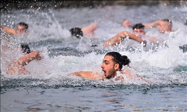 В бухте Халич в Стамбуле прошла церемония ныряния за крестом