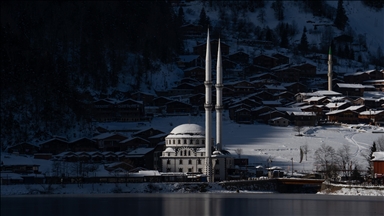 Trabzon'da yüzeyi buz tutan Uzungöl görülmeye değer manzaralar sunuyor