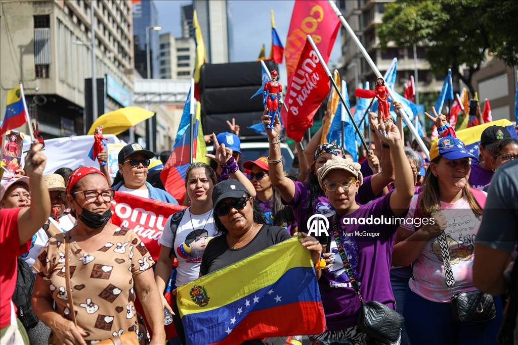 Тысячи людей на улицах Каракаса выразили поддержку президенту Венесуэлы Николасу Мадуро