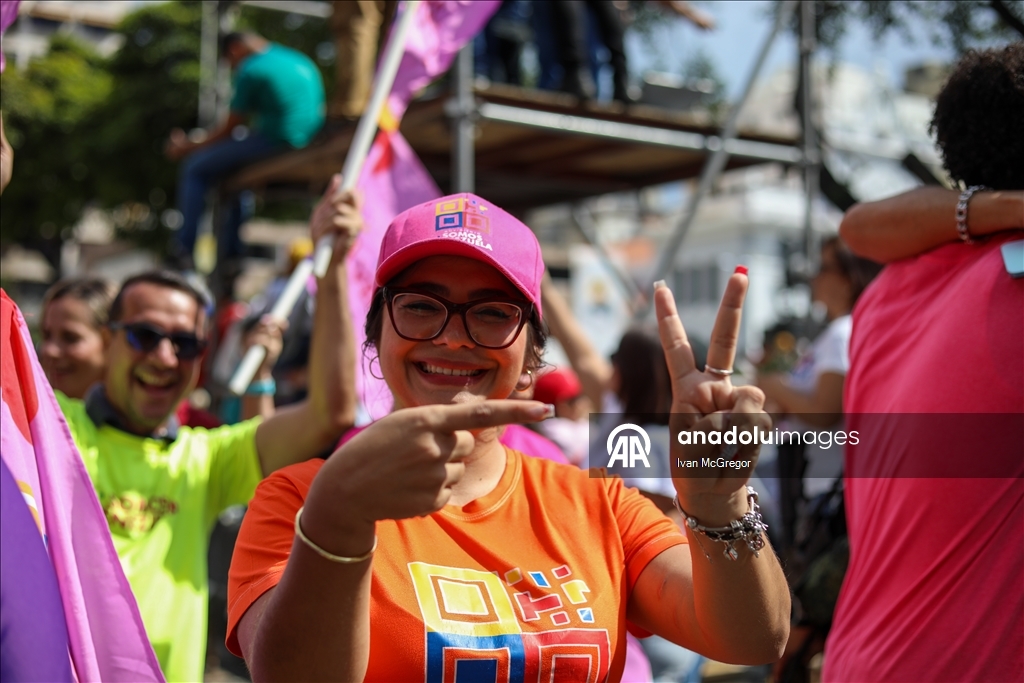 Тысячи людей на улицах Каракаса выразили поддержку президенту Венесуэлы Николасу Мадуро