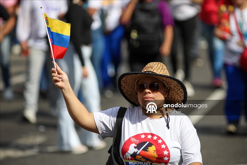 Тысячи людей на улицах Каракаса выразили поддержку президенту Венесуэлы Николасу Мадуро