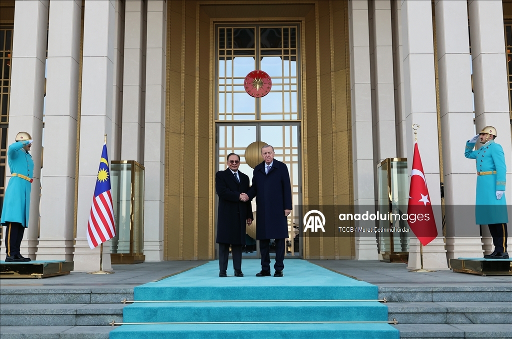 Cumhurbaşkanı Erdoğan, Malezya Başbakanı Enver İbrahim'i resmi törenle karşıladı